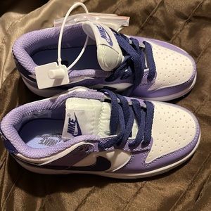 LITTLE GIRL NIKE DUNKS.